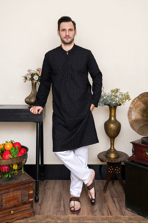 SCHWARZ BESTICKTER HERREN-KURTA MIT HÜHNERMOTIV