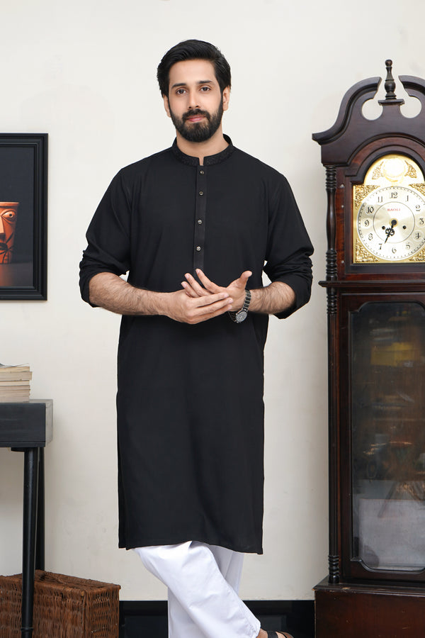 TIEFES SCHWARZ WASCH- & TRAGE-KURTA FÜR HERREN