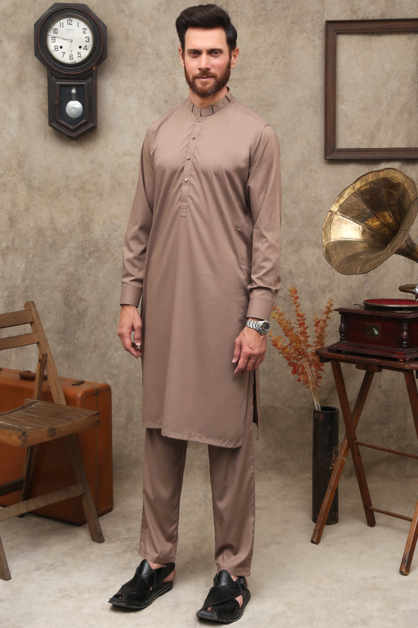 HELLBRAUNES HERREN-SHALWAR KAMEEZ (WASCHBAR UND BÜGELFREI)
