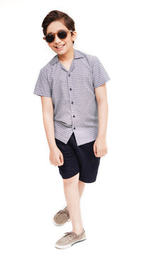 GRAUES LINING-SHIRT UND SCHWARZE TWILL-NEEKER-KINDERHOSE