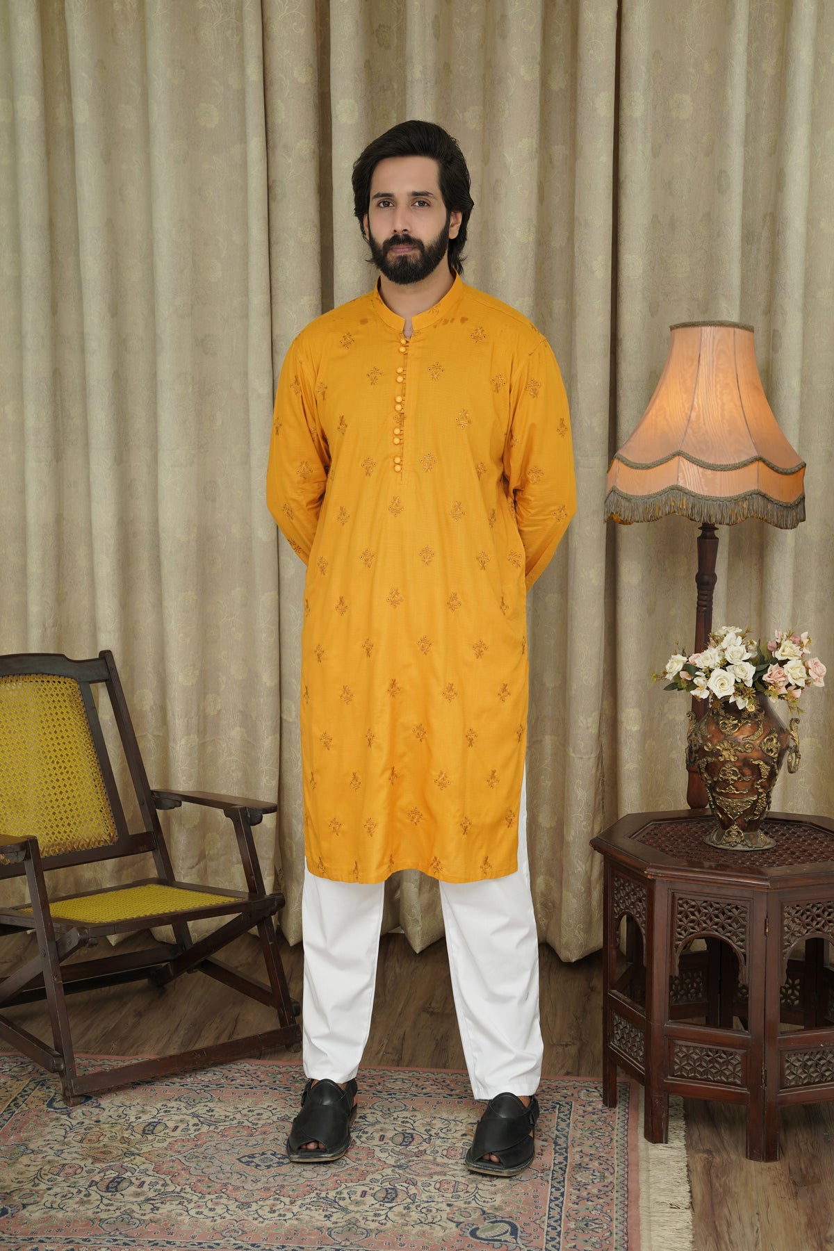 HERREN KURTA MIT SENFFARBENER STICKEREI