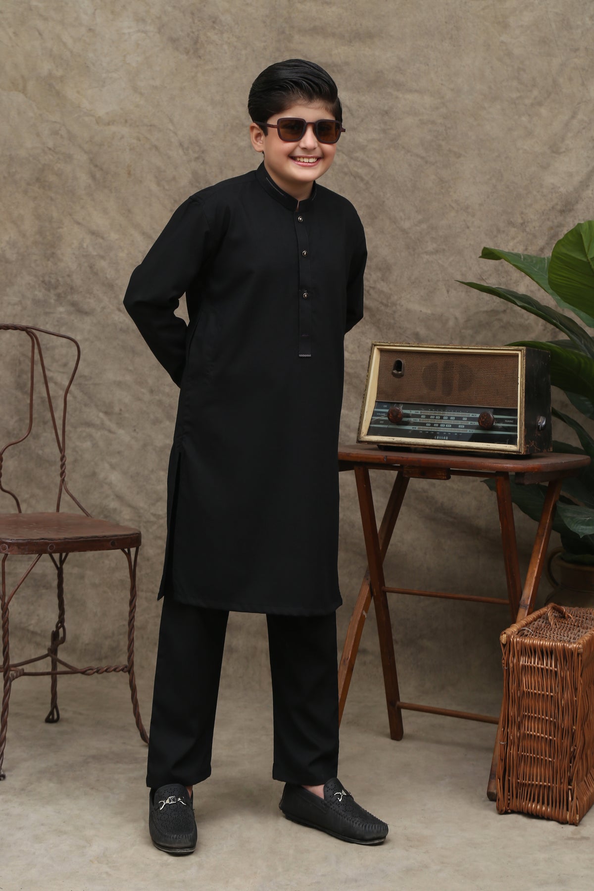 1. PECHSCHWARZER WASCH- UND TRAGEFESTER KINDER-SHALWAR KAMEEZ